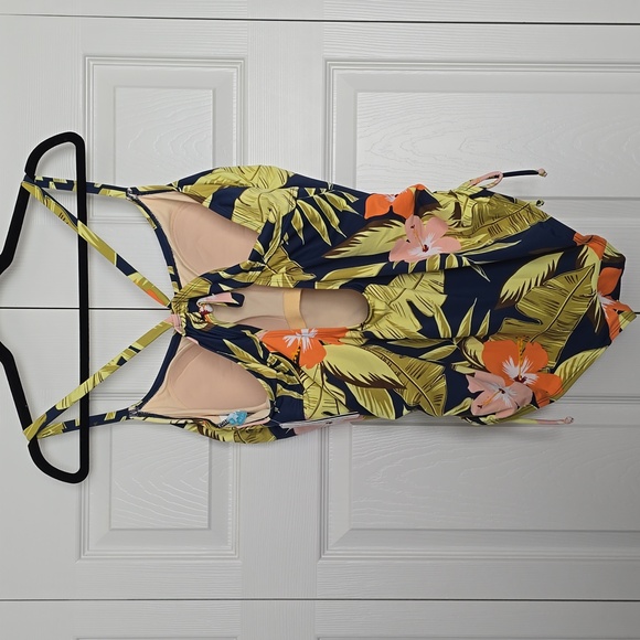 🆕️ Beach Betty Floral One-Piece Swimsuit - Picture 3 of 6
